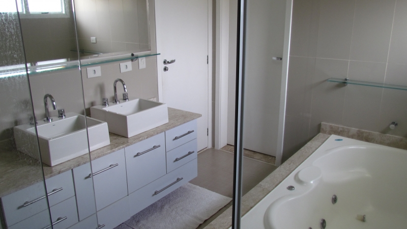 Casa à venda Aldeia da Serra com 279m² e 3 quartos por R$ 1.080.000 - 17262569-Banheiro master (2).JPG